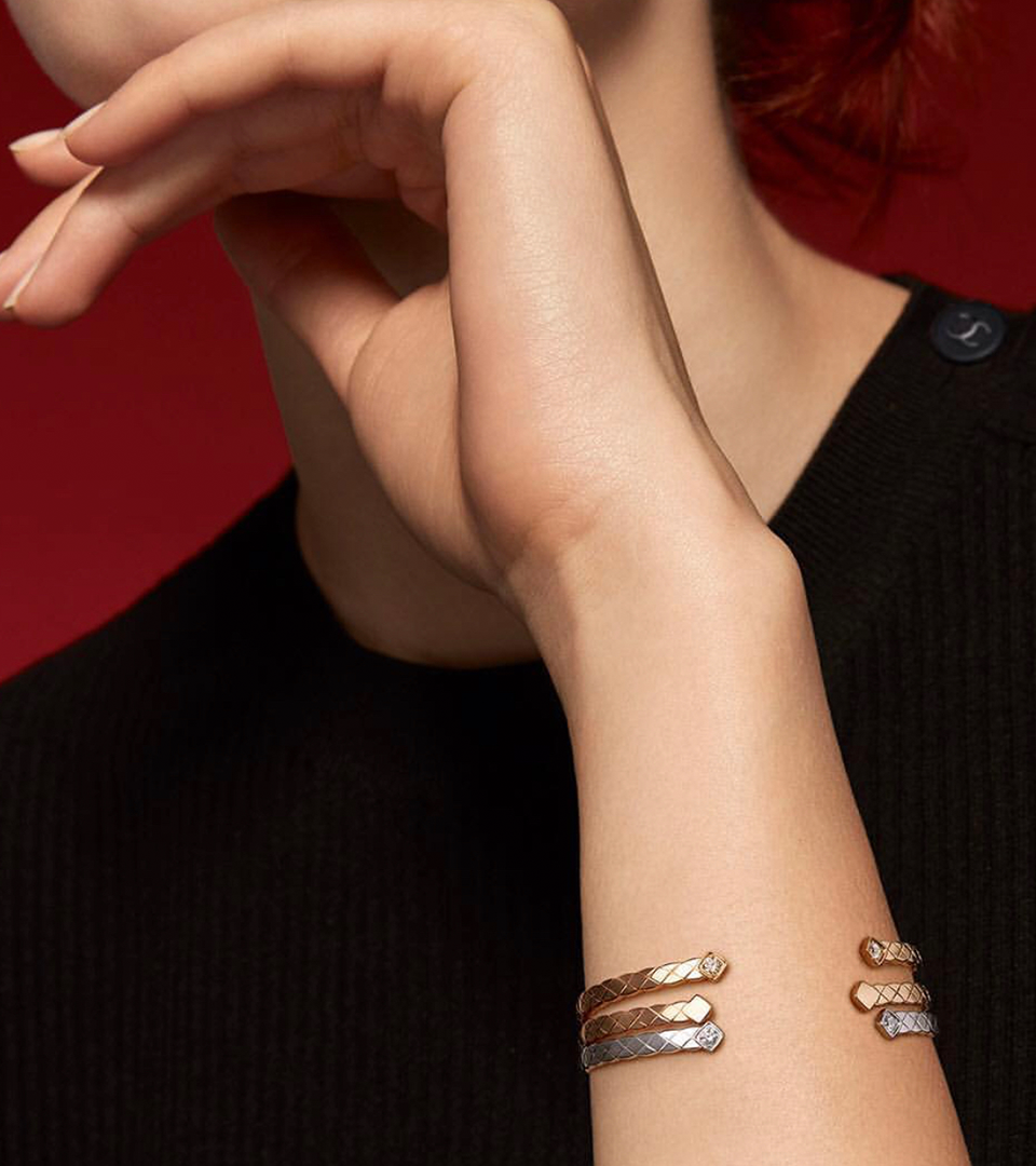 Photography of a model wearing a Coco crush bracelet with diamondfrom Chanel 