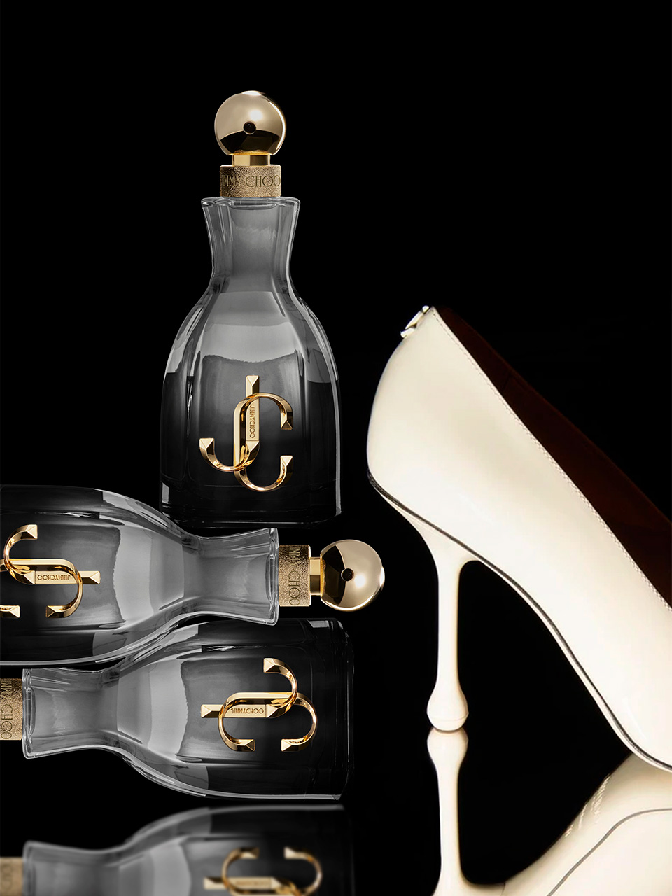 jc_sm_assets_3 Mock-up of Libre perfume from Yves Saint Laurent under a rain of ingredients, lavender, jasmin, orchid